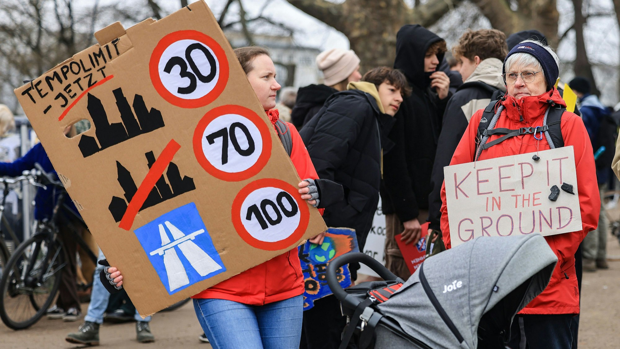 2023, Nordrhein-Westfalen, Köln: Eine Demonstrantin fordert auf einer Veranstaltung Anfang März Tempolimits.