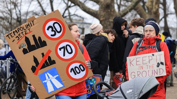 2023, Nordrhein-Westfalen, Köln: Eine Demonstrantin fordert auf einer Veranstaltung Anfang März Tempolimits.&nbsp;