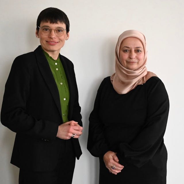 Das Foto zeigt NRW-Familienministerin Josefine Paul (Bündnis 90/Die Grünen) und Hanim Ezder vom Begegnungs- und Fortbildungszentrum für muslimische Frauen, Köln