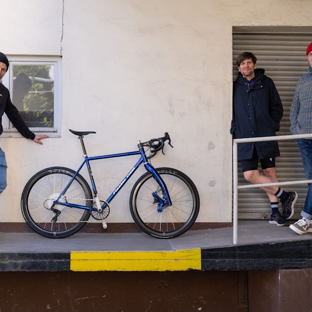 Von links nach rechts: Sebastian Klaus, Experte für Fahrrad-Biomechanik, Journalist Tim Farin und James Buckley, Inhaber von Finnbar Trout
