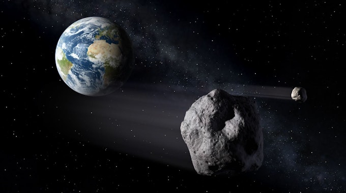 Hier zu sehen, die Erde und ein Asteroid im Weltall.