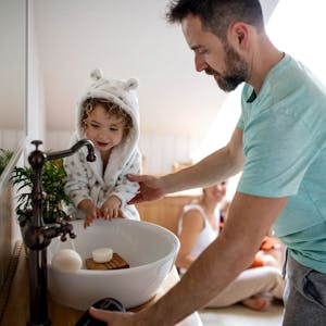 Vater wäscht mit seiner kleinen Tochter die Hände.