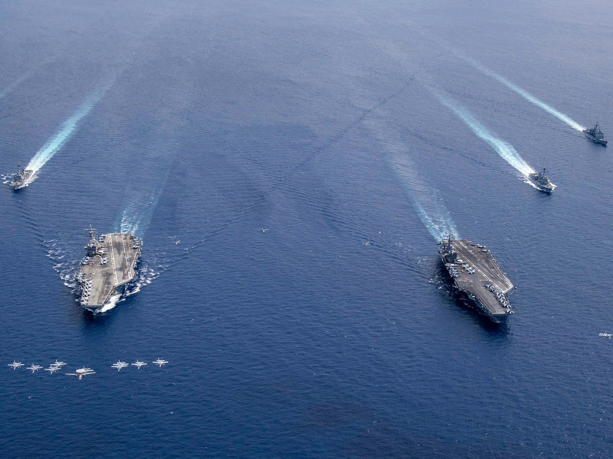 Auf dem Bild zu sehen sind US-Flugzeugträger und Kampfjets im Südchinesischen Meer.