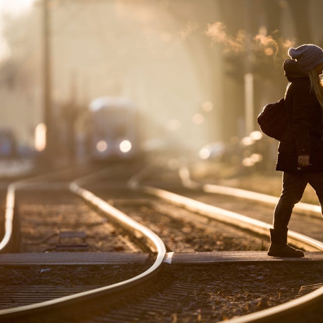 Eine Frau läuft über Gleise der KVB