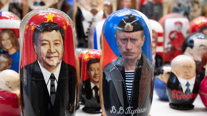 Russische Matroschka-Puppen mit Abbildern von Chinas Präsident Xi und Russlands Präsident Putin werden zum Verkauf angeboten.&nbsp;