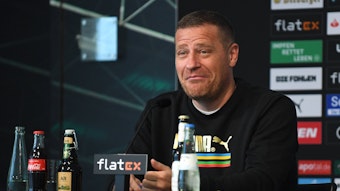 Max Eberl, hier am 27. August 2021, hatte als Manager von Borussia Mönchengladbach nicht die finanziellen Möglichkeiten, den Transfer von William Pacho einzutüten. Nun wechselt Pacho im Sommer 2023 zu Eintracht Frankfurt. Das Foto zeigt Eberl in einem Puma-Pullover im Rahmen einer Gladbach-Pressekonferenz.