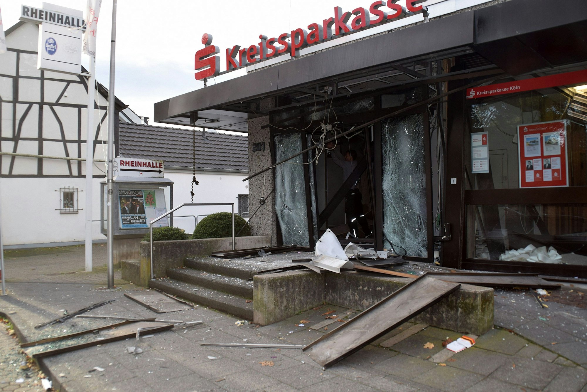 Erhebliche Schäden waren entstanden, als am 8. November 2022 der Geldautomat in der Herseler Filiale der Kreissparkasse Köln an der Rheinstraße von Unbekannten gesprengt worden war.