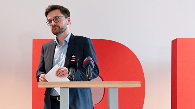Thomas Kutschaty, Landesvorsitzender der SPD in Nordrhein-Westfalen, geht nach einem Statement im Johannes-Rau-Haus. Der nordrhein-westfälische SPD-Parteichef Thomas Kutschaty ist zurückgetreten.
