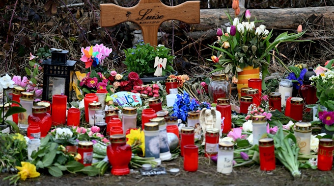 Ein Holzkreuz, zahlreiche Blumen, Kuscheltiere und Kerzen erinnern am Tatort an die getötete 12-jährige Luise.