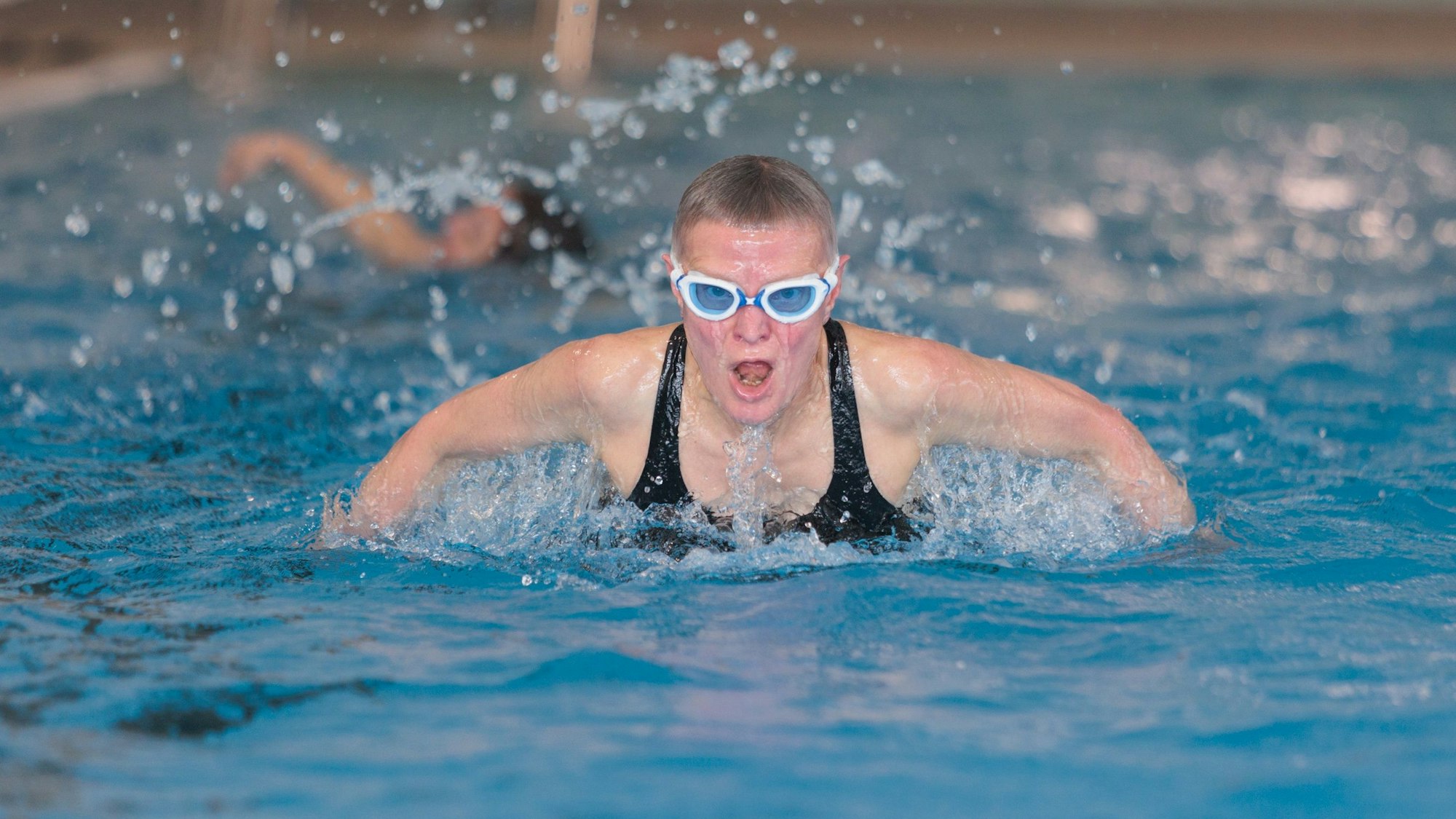 Eine Schwimmerin im Becken eines Hallenbads.