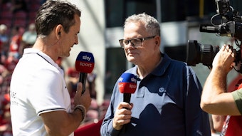 Ulli Potofski im Interview mit Kaiserslautern-Trainer Dirk Schuster. Der Reporter bleibt Sky für zwei weitere Jahre erhalten.