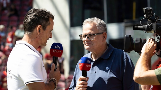 Ulli Potofski im Interview mit Kaiserslautern-Trainer Dirk Schuster. Der Reporter bleibt Sky für zwei weitere Jahre erhalten.