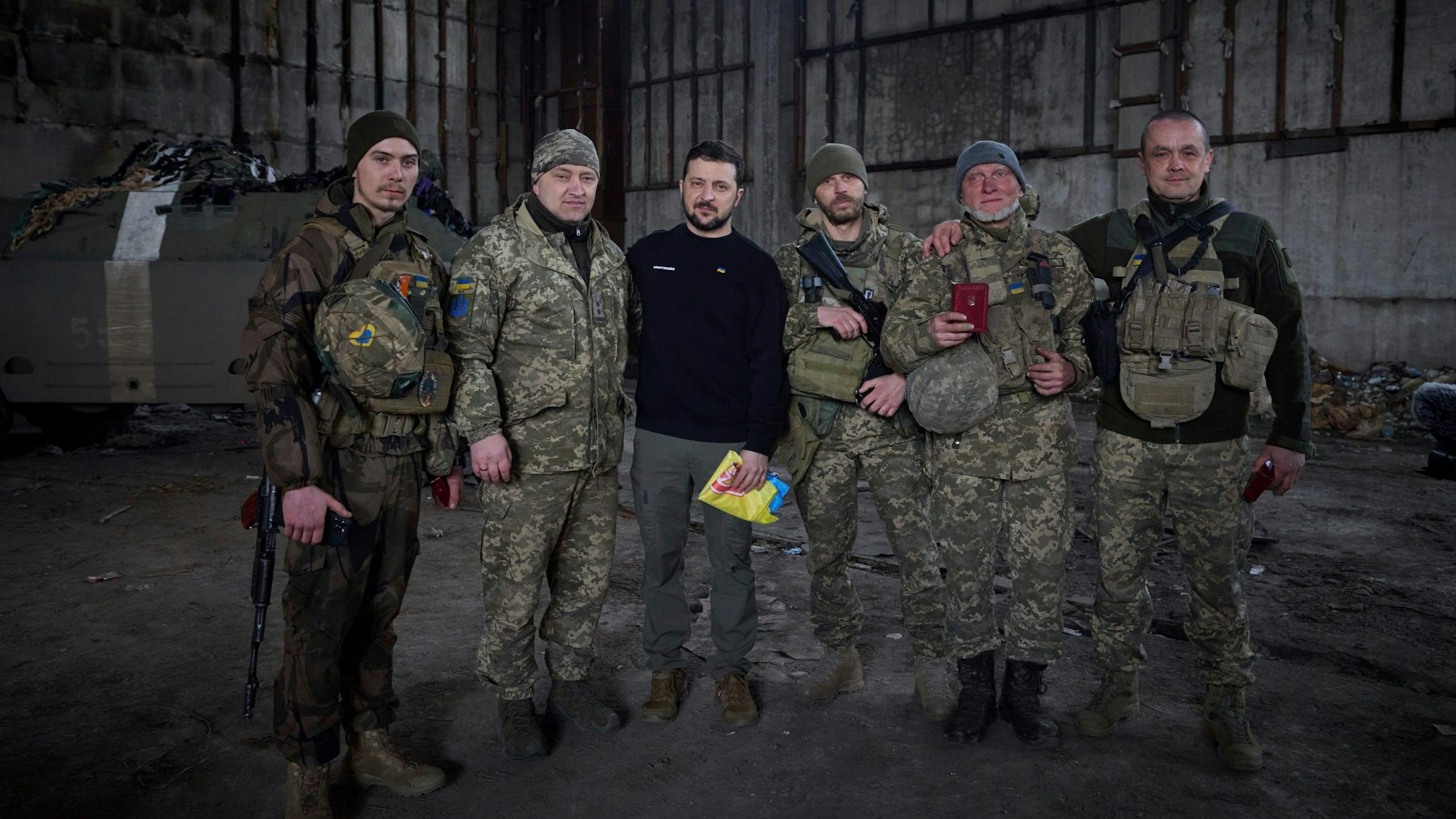 Wolodymyr Selenskyj inmitten von ukrainischen Soldaten. Berührungsängste hat der ukrainische Präsident während seines Front-Besuches offenbar nicht.
