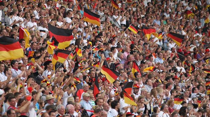 Fans der Deutschen Frauen-Nationalmannschaft jubeln auf der Tribüne.