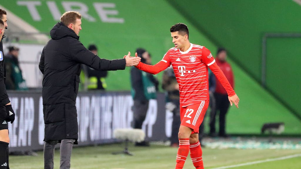 Bayern-Winterneuzugang Joao Cancelo klatscht beim Auswärtsspiel gegen den VfL Wolfsburg am 5. Februar 2023 mit seinem Trainer Julian Nagelsmann ab.