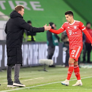 Bayern-Winterneuzugang Joao Cancelo klatscht beim Auswärtsspiel gegen den VfL Wolfsburg am 5. Februar 2023 mit seinem Trainer Julian Nagelsmann ab.