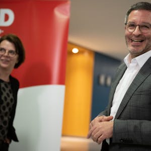 Zu sehen sind die SPD-Generalsekretärin Nadja Lüders (l), und Marc Herter, stellvertretender SPD-Landesvorsitzender. Beide lachen freundlich Richtung Kamera.