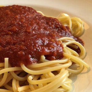 Das Symbolfoto aus dem Jahr 2021 zeigt einen hellen Teller mit einer Portion Spaghetti mit Tomatensoße.