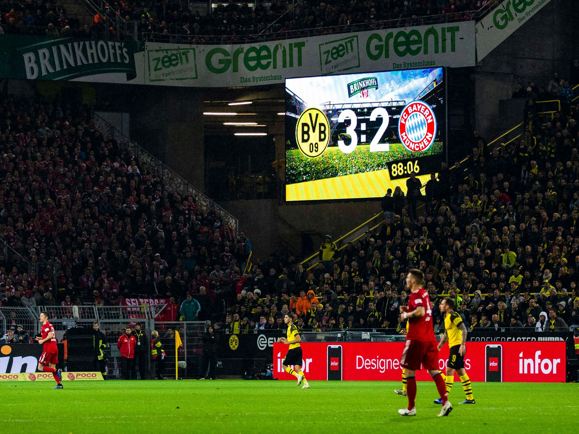 Endergebnis auf der Stadiontafel in Dortmund: 3:2 gegen Bayern München.
