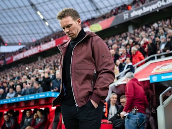 Julian Nagelsmann blickt vor seinem letzten Spiel als Trainer beim FC Bayern München nachdenklich zu Boden.