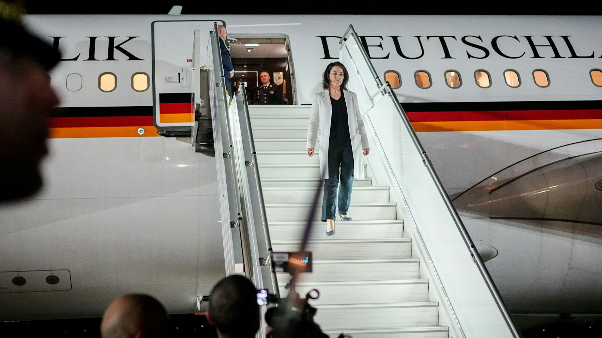 Sicher gelandet: Annalena Baerbock, Außenministerin und Bundesvorsitzende von Bündnis 90/Die Grünen, kommt auf dem Flughafen von Tiflis mit dem Airbus A340 der Luftwaffe aus Nordmazedonien an. Zuvor musste die Maschine einmal durchstarten.