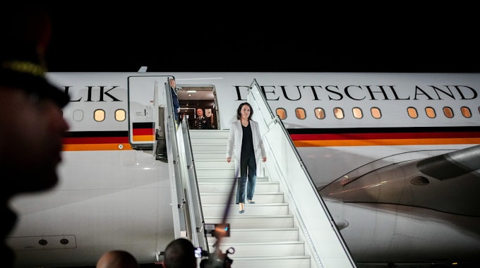 Sicher gelandet: Annalena Baerbock, Außenministerin und Bundesvorsitzende von Bündnis 90/Die Grünen, kommt auf dem Flughafen von Tiflis mit dem Airbus A340 der Luftwaffe aus Nordmazedonien an. Zuvor musste die Maschine einmal durchstarten.