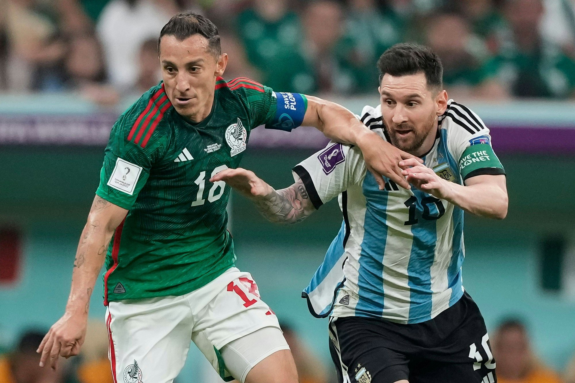Andres Guardado im Duell mit Lionel Messi.