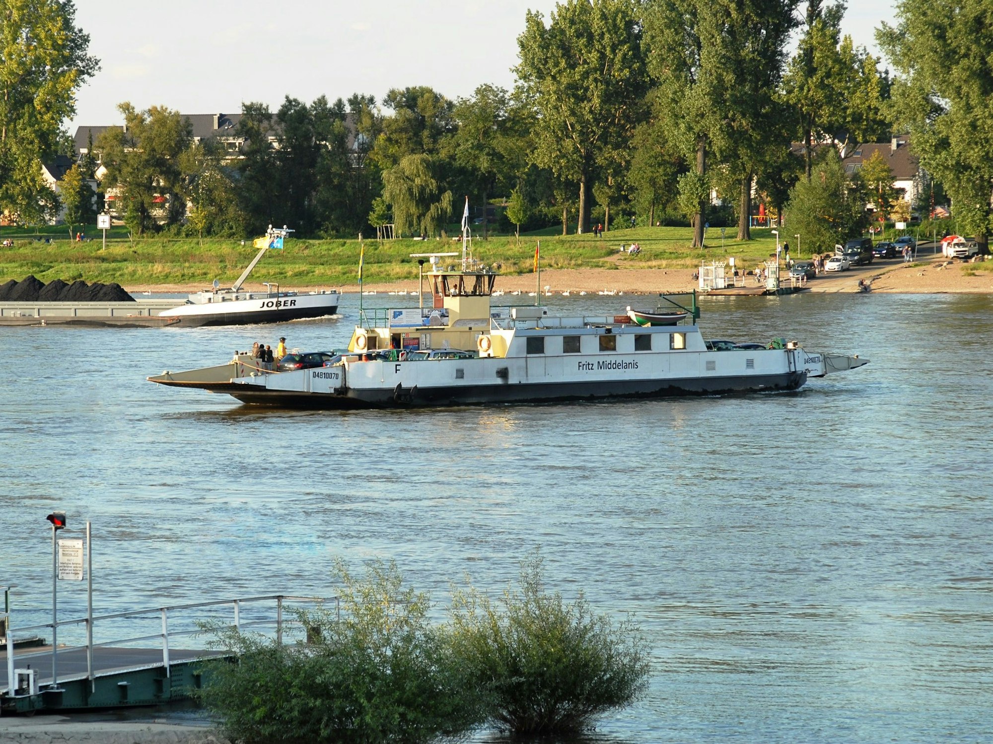 Die Fähre Rheinfähre Fritz Middelanis fährt über den Rhein.