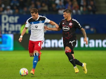 Moritz Heyer behauptet den Ball vor Düsseldorfs Dawid Kownacki.