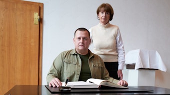 Reker hinter Filatov, der am Schreibtisch sitzt