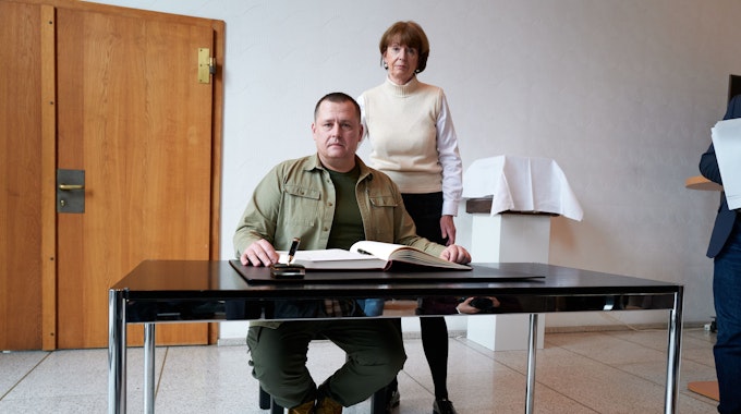 Reker hinter Filatov, der am Schreibtisch sitzt