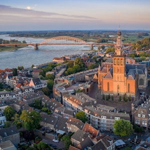 Niederlande,Nijmegen: Luftaufnahme der St.-Stephans-Kirche und der umliegenden Gebäude in der Abenddämmerung. Aufnahme vom 02.11.2020.