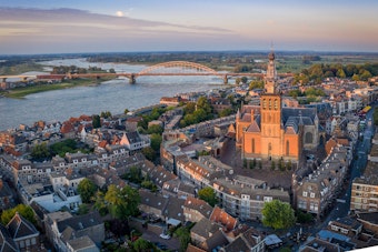 Niederlande,Nijmegen: Luftaufnahme der St.-Stephans-Kirche und der umliegenden Gebäude in der Abenddämmerung. Aufnahme vom 02.11.2020.