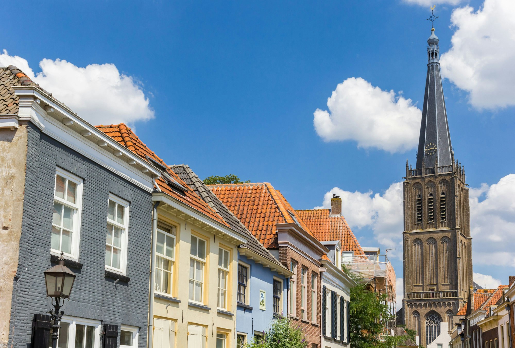 Turm der Martini-Kirche und alte Häuser in Doesburg, Niederlande.