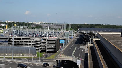 Die Parkplätze und Parkhaus vor dem Terminal am Flughafen Köln/Bonn
