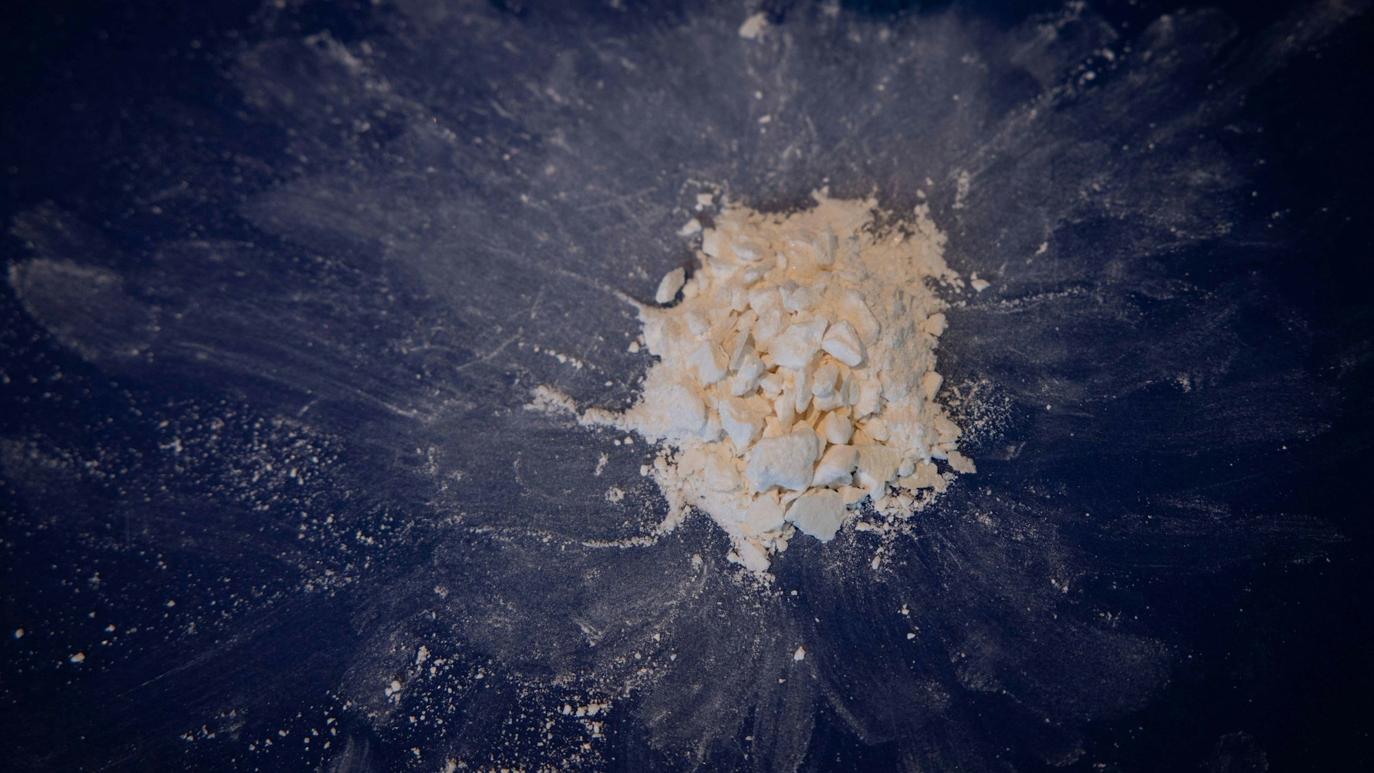 Gepresstes und hoch konzentriertes Kokain aus einem Kokainfund wird im Rahmen einer Pressekonferenz des Zoll Hamburg gezeigt.