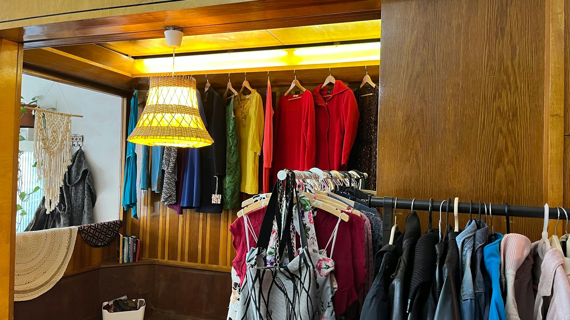 Kleidungsstücke hängen in einem Laden.