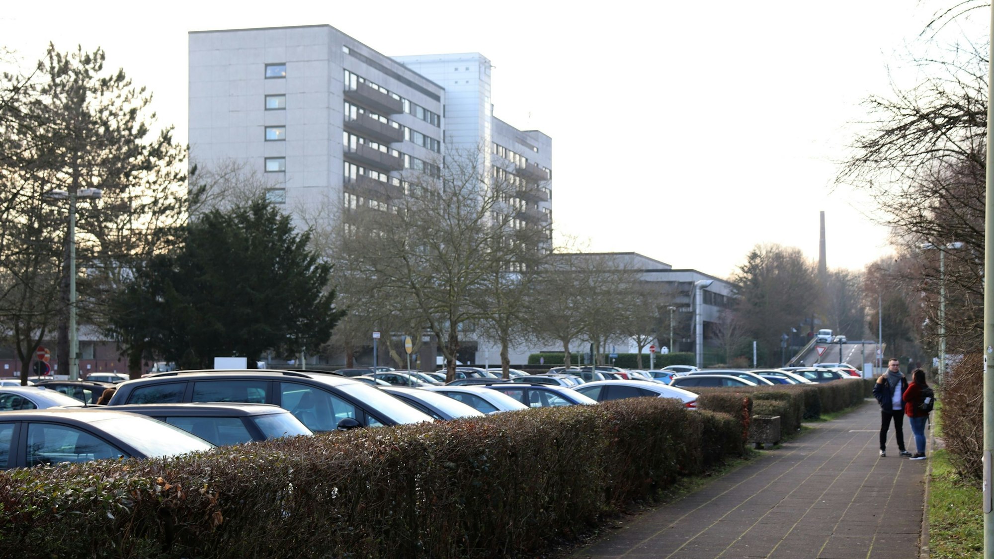 Das Krankenhaus in Holweide, davor der Parkplatz.