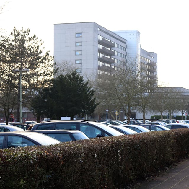 Das Krankenhaus in Holweide, davor der Parkplatz.