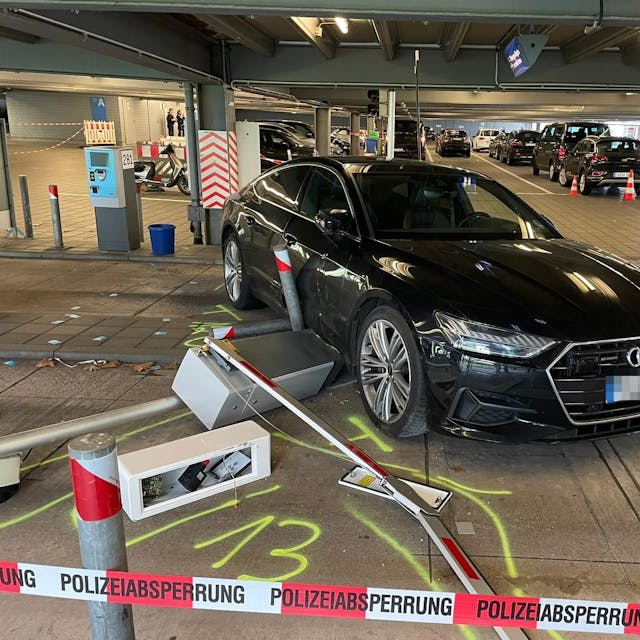 Ein beschädigtes Auto nach der Irrfahrt am Flughafen Köln/Bonn
