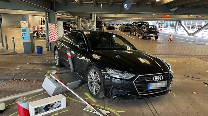 Ein beschädigtes Auto nach der Irrfahrt am Flughafen Köln/Bonn