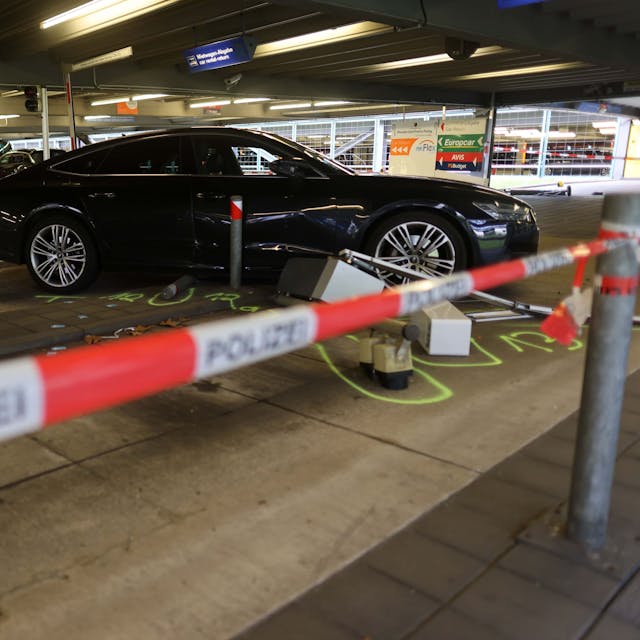 Mehrere Fahrzeuge wurden bei der Amokfahrt am Kölner Flughafen beschädigt.