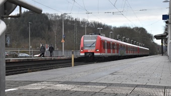 Ein Zug der Deutschen Bahn hält im S-Bahnhof Schladern.