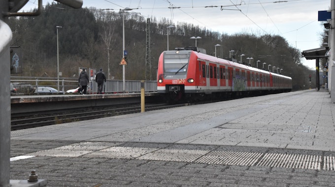 Ein Zug der Deutschen Bahn hält im S-Bahnhof Schladern.&nbsp;