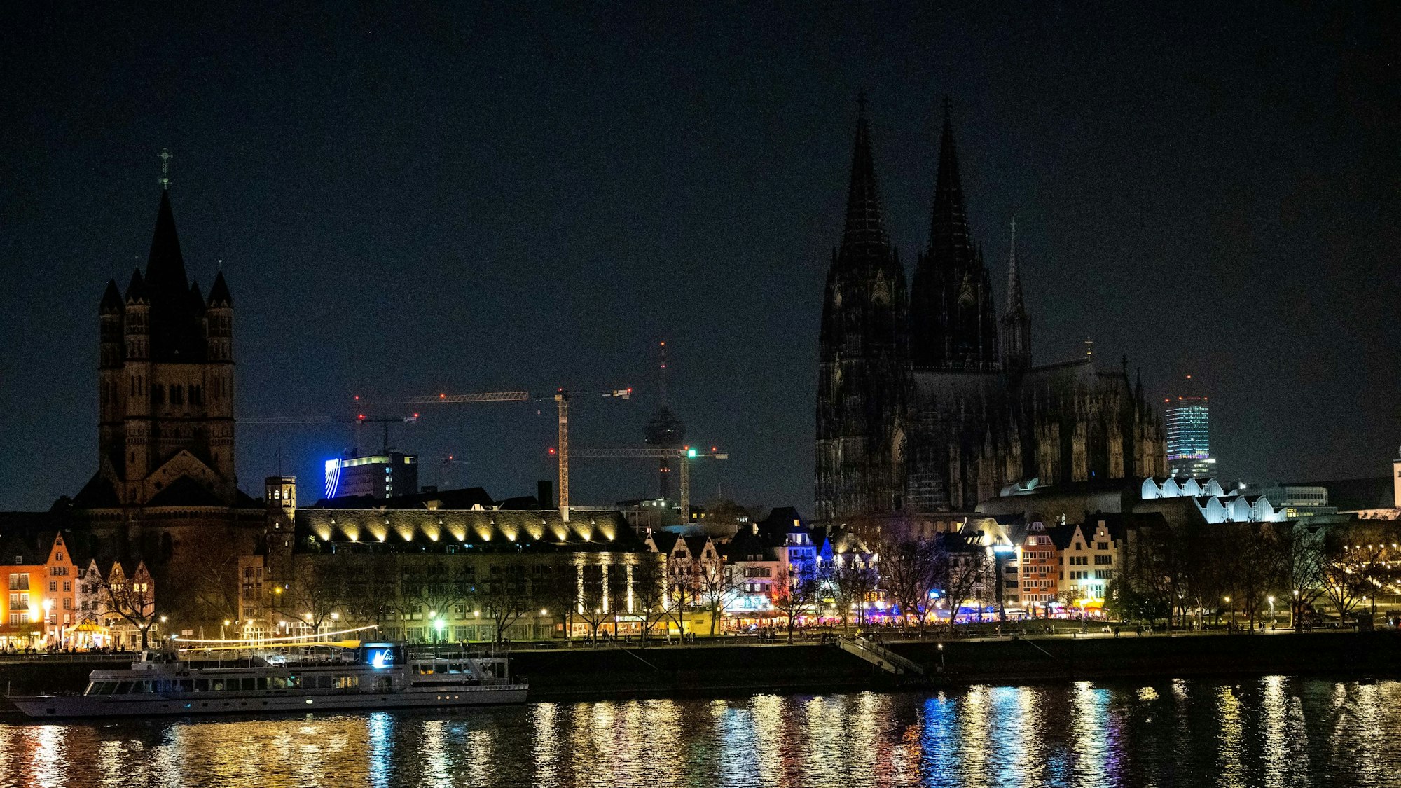 Der unbeleuchtete Kölner Dom vom Rhein aus fotografiert.