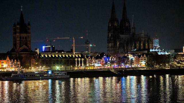 Der unbeleuchtete Kölner Dom vom Rhein aus fotografiert.&nbsp;