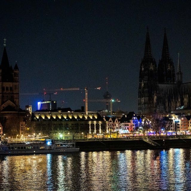 Der unbeleuchtete Kölner Dom vom Rhein aus fotografiert.&nbsp;