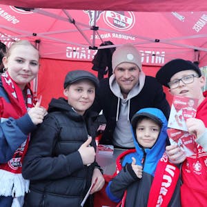 Kölns Stürmer Sebastian Andersson lässt sich während des Banach-Gedächtnisspiels mit FC-Fans fotografieren.