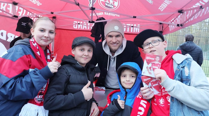 Kölns Stürmer Sebastian Andersson lässt sich während des Banach-Gedächtnisspiels mit FC-Fans fotografieren.