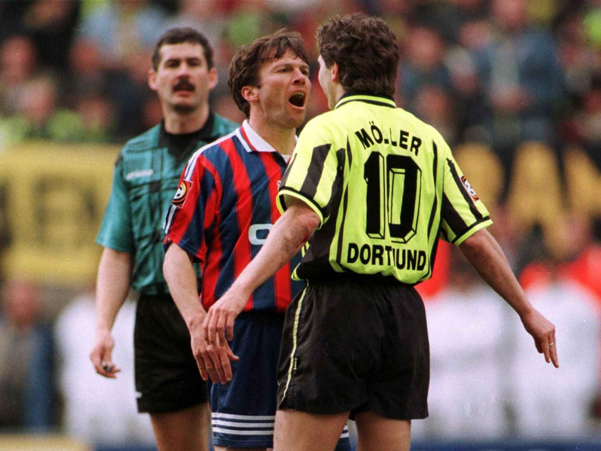 Lothar Matthäus (li., FC Bayern München) und Andreas Möller (BVB) schreien sich gegenseitig an.